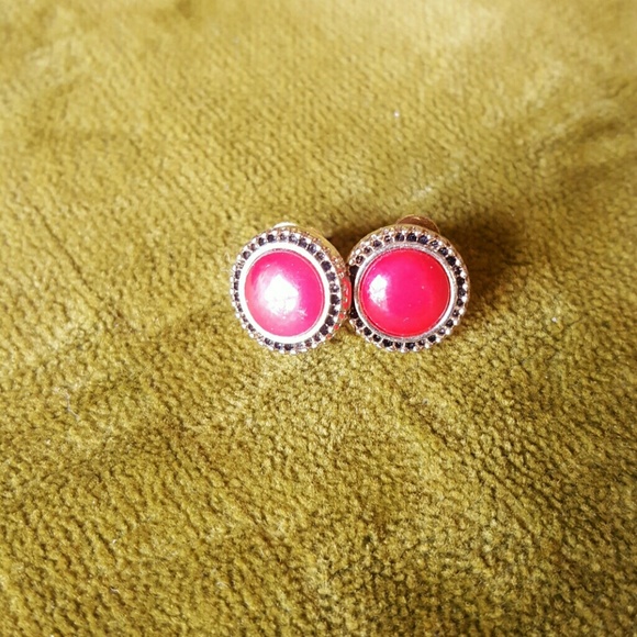 Red studs w/gold rope around - Picture 3 of 3