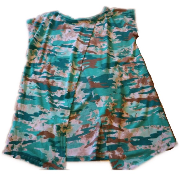 🎈3 for $10🎈 Flowy Camo Top w/Scarf ✨FINALPRICE✨ - Picture 7 of 8