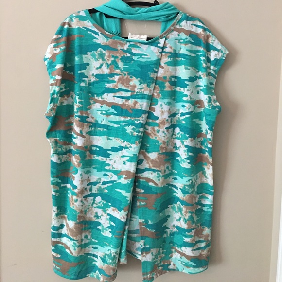 🎈3 for $10🎈 Flowy Camo Top w/Scarf ✨FINALPRICE✨ - Picture 8 of 8
