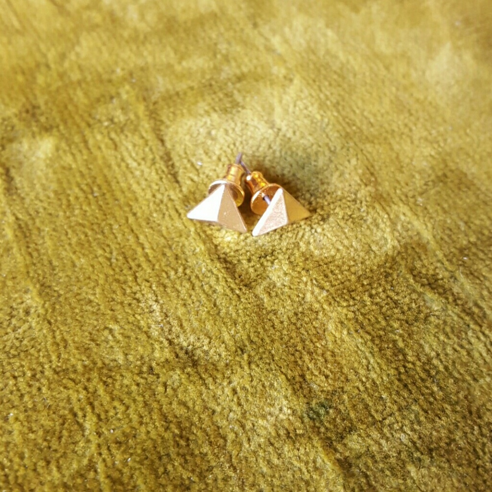 Pyramid gold studs