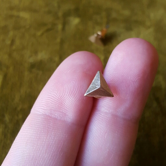 Pyramid gold studs - Picture 2 of 2