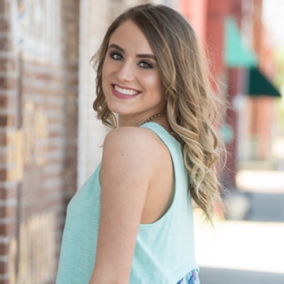 •Bahama Breeze Spring Floral High-Low Tunic• - Picture 2 of 6