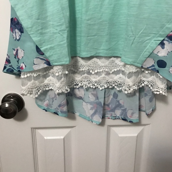 •Bahama Breeze Spring Floral High-Low Tunic• - Picture 5 of 6