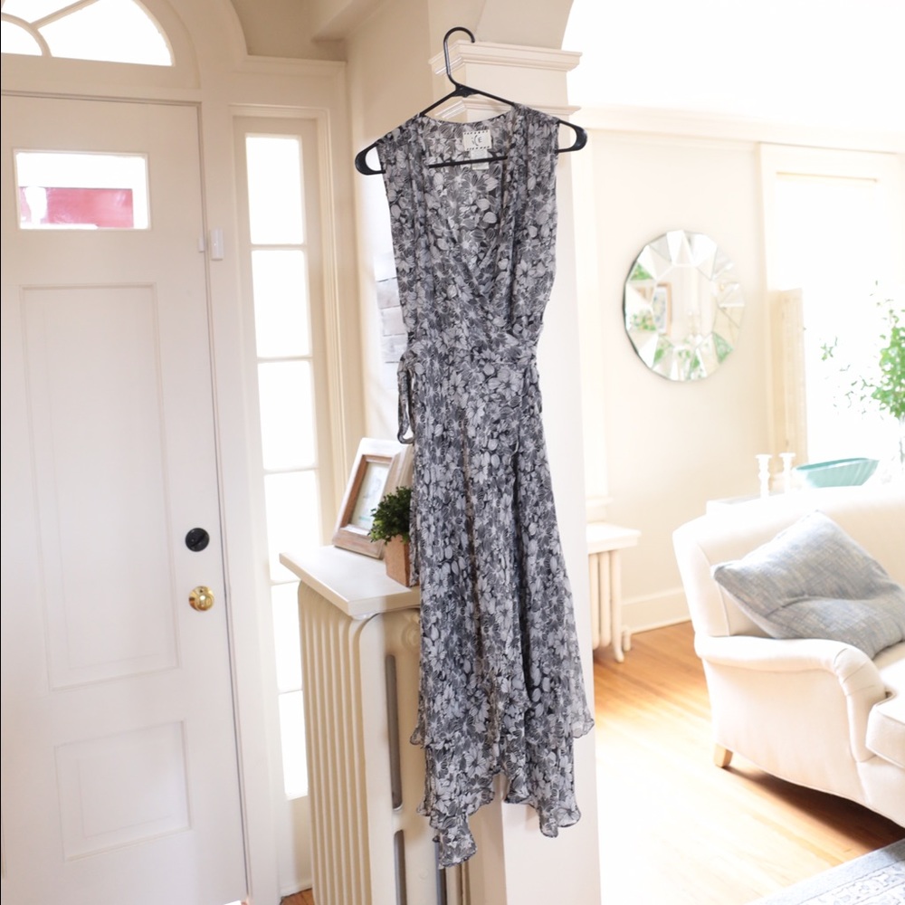 V-neck floral midi dress