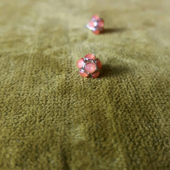 Coral crystal flower shaped studs - Picture 2 of 2