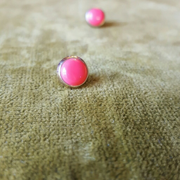 Coral stud w/ gold surround - Picture 2 of 2