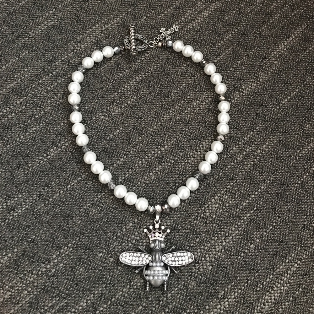 Pearl & crystal chunky bee pendant bead necklace!