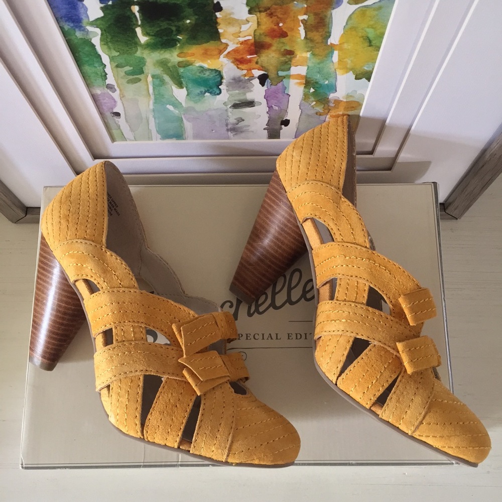 Vintage mustard yellow suede heels NWT in box
