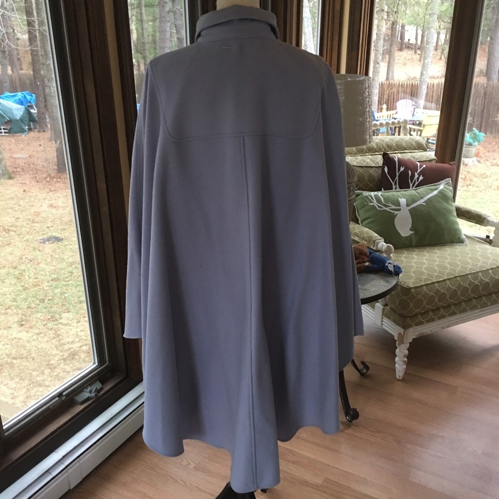 SOLD!!! Evan-Picone Spring Cape - Picture 3 of 3