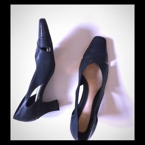 Cut out navy blue pumps
