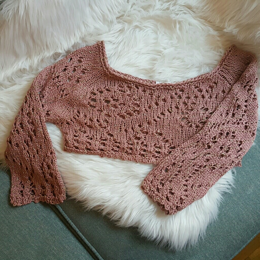 Crochet cropped top with golden thread.