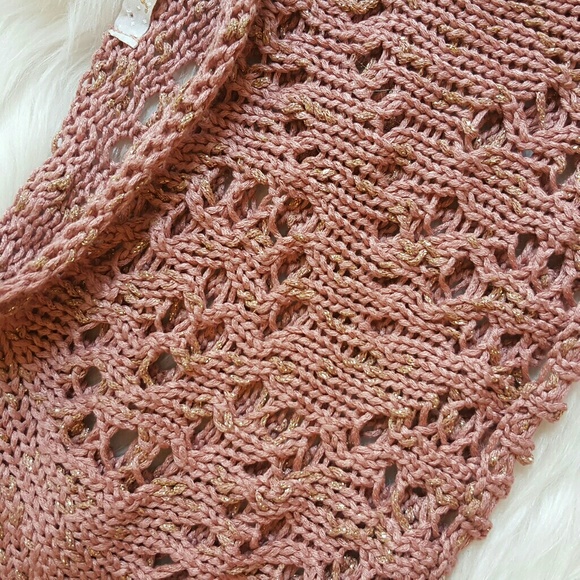 Crochet cropped top with golden thread. - Picture 2 of 5