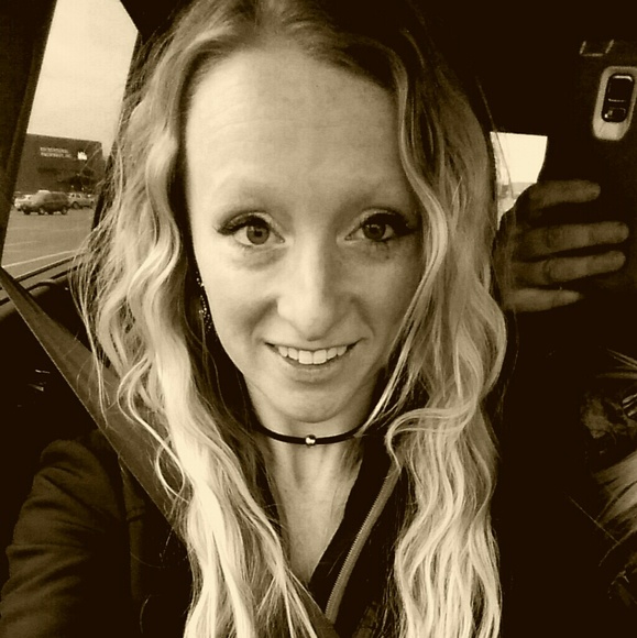 Meet your Posher, Steph - Picture 2 of 4