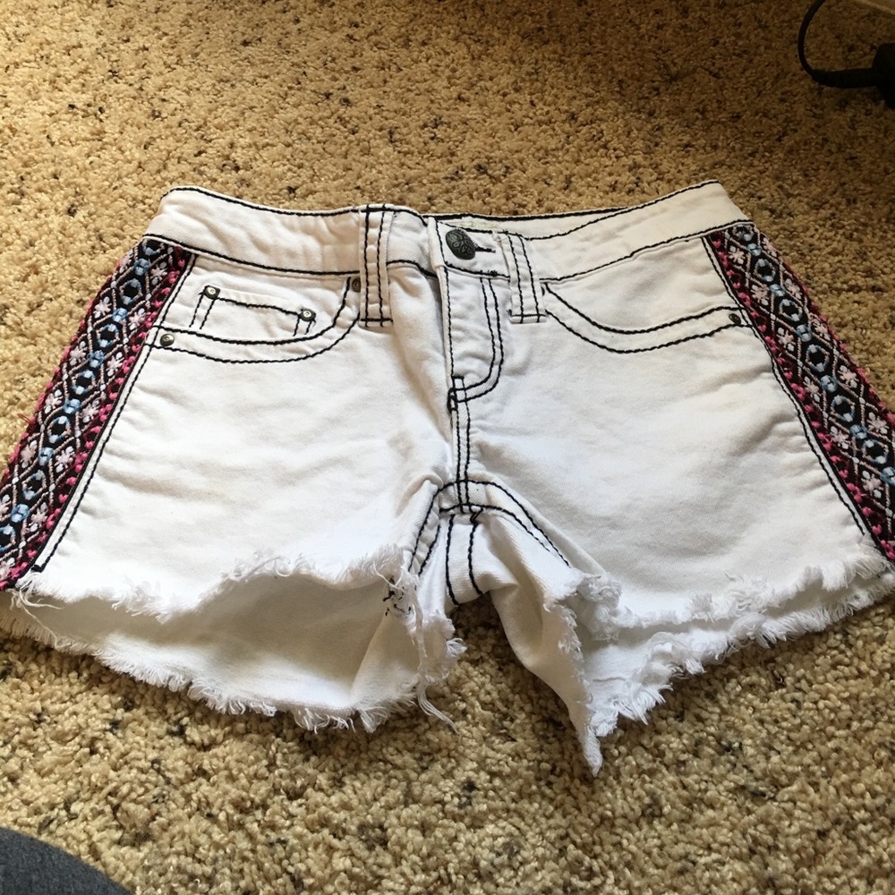 Size 27 Daytrip white denim shorts from Buckle.