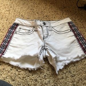 Size 27 Daytrip white denim shorts from Buckle.