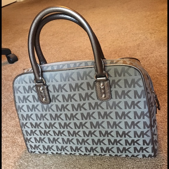 Michael Kors Signature Ice/SLTE/Gun LARGE Satchel - Picture 2 of 7