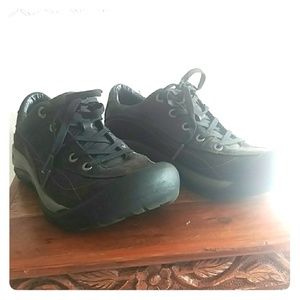 Black leather Keen casual shoes