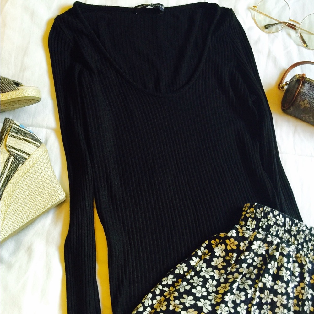 BRANDY MELVILLE TOP WITH LONG SLEEVES