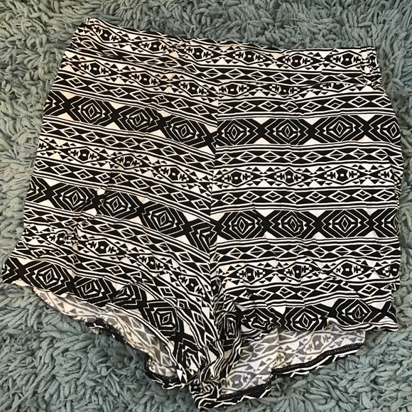 Tribal black and white shorts - Picture 1 of 2