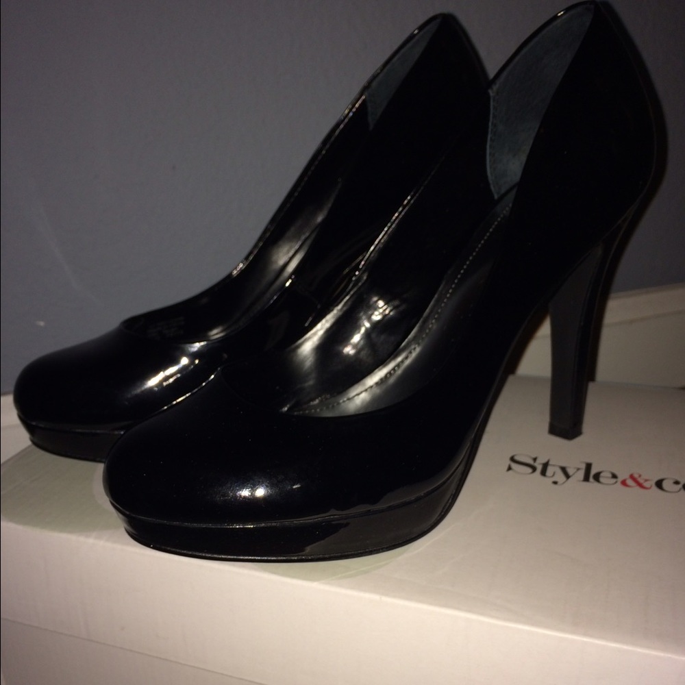 Like new black pumps
