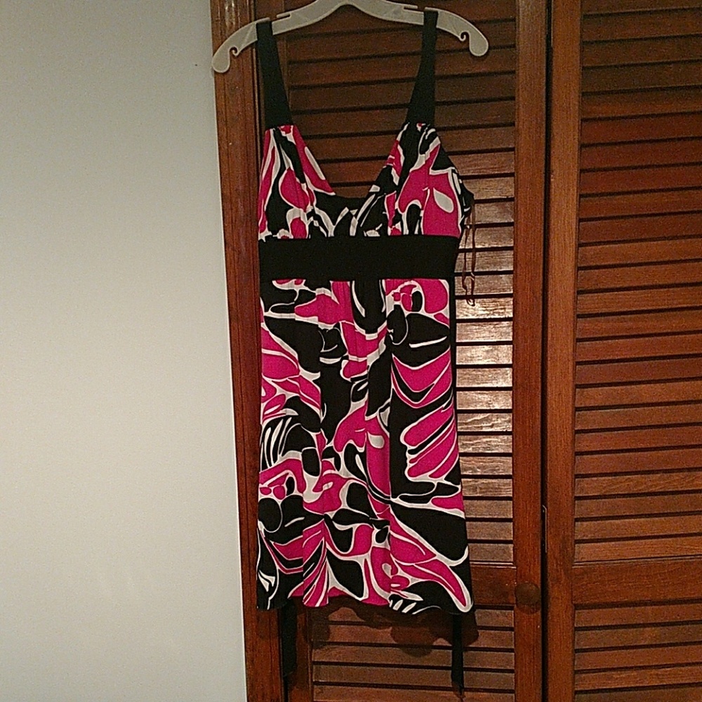 Mid length dress with v cut