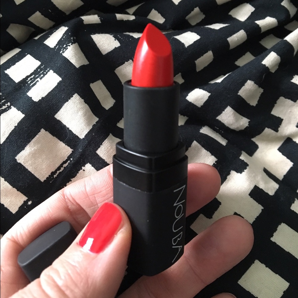 Retro pin up girl, Red lipstick Nouba #326