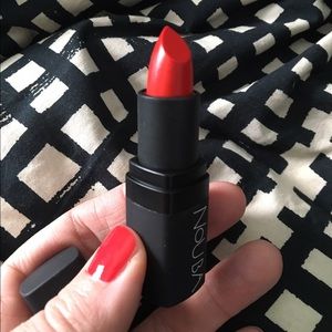 Retro pin up girl, Red lipstick Nouba #326