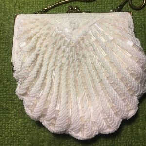 White and Gold Clam Shell Clasp Purse
