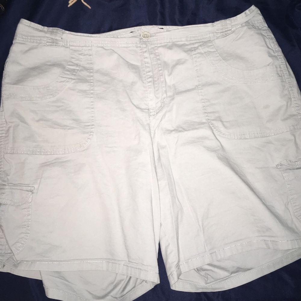 Gloria Vanderbilt Khaki shorts