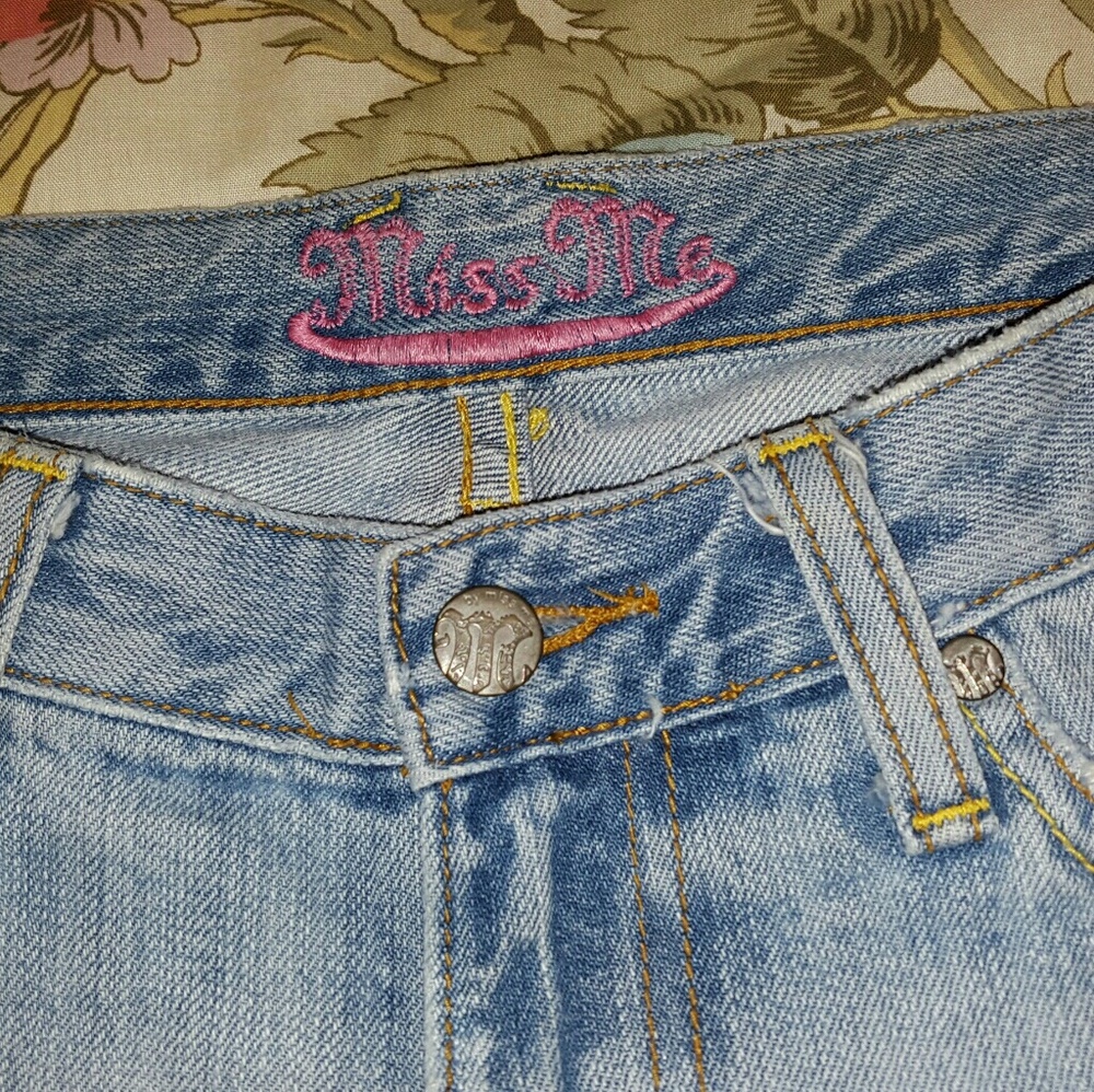 MISS ME EMBROIDERED JEANS