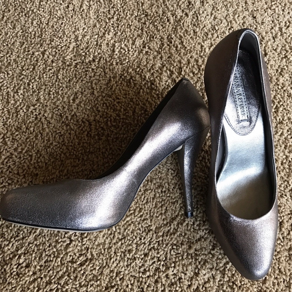 BRAND NEW Banana Republic sz 8.5 Platinum Pumps