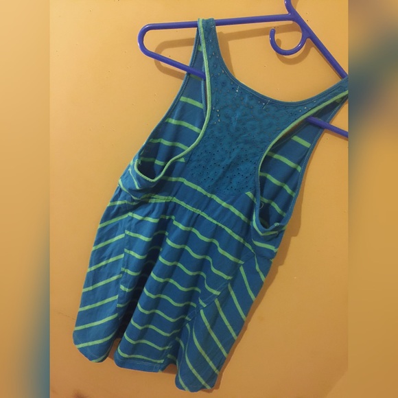 Beautiful top - Picture 2 of 2