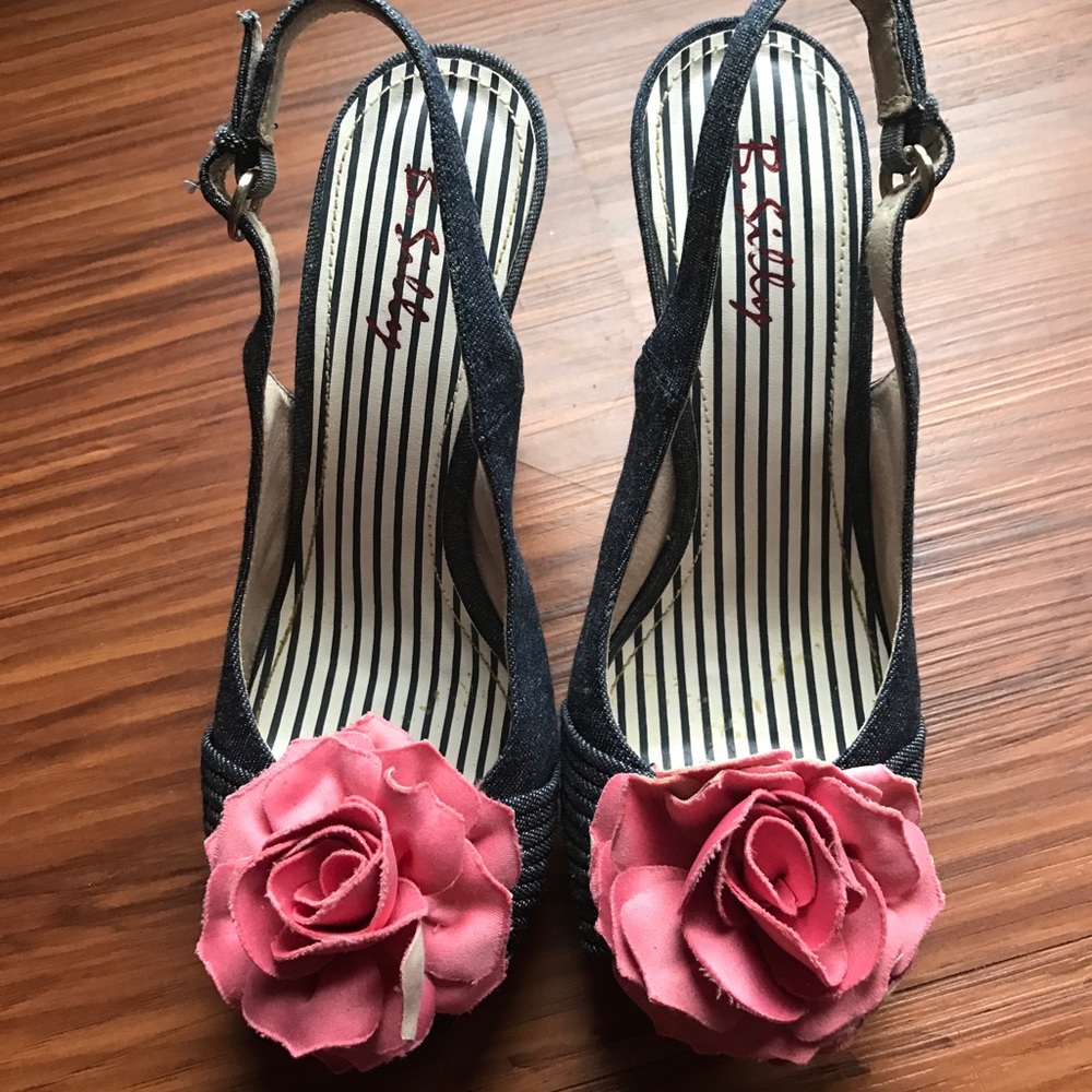 women sandal with pink flower