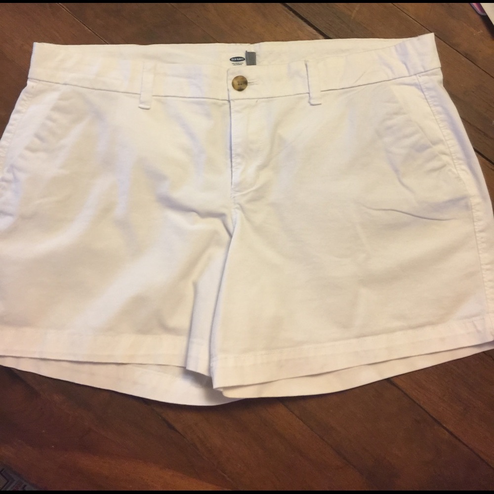 WHITE CHINO SHORTS