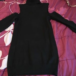 Turtle neck, cut out shoulder long sleeve sweater!
