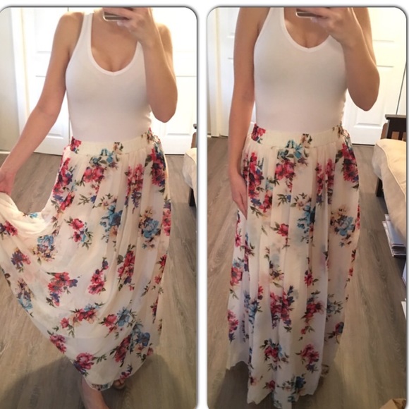 🎉HP🎉 ivory floral skirt with slip - Picture 4 of 4