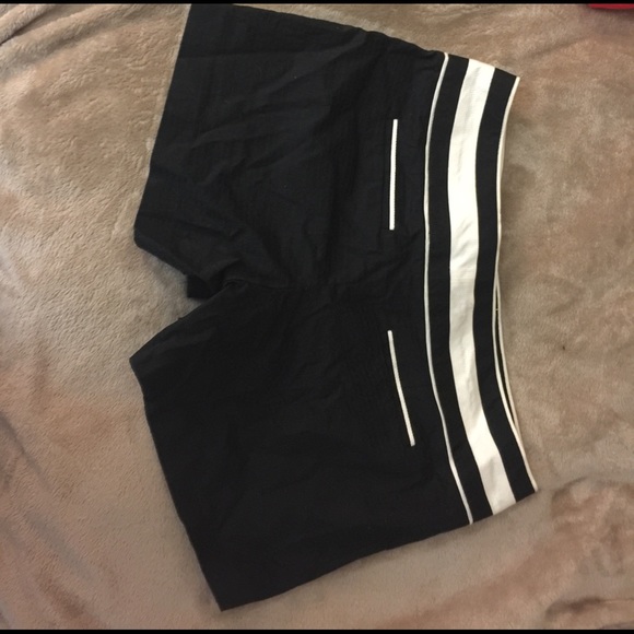 BNWT Arden B Black/White Shorts (size 10) - Picture 2 of 4