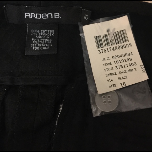 BNWT Arden B Black/White Shorts (size 10) - Picture 3 of 4