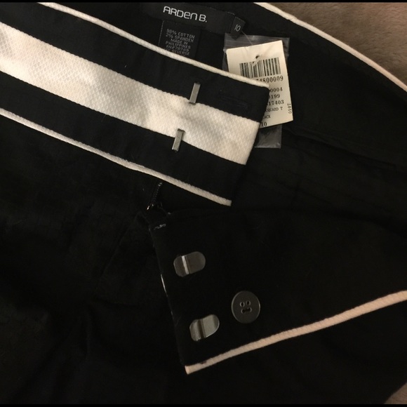 BNWT Arden B Black/White Shorts (size 10) - Picture 4 of 4