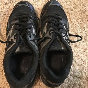 Size 8.5 mizuno wave bolt 3.