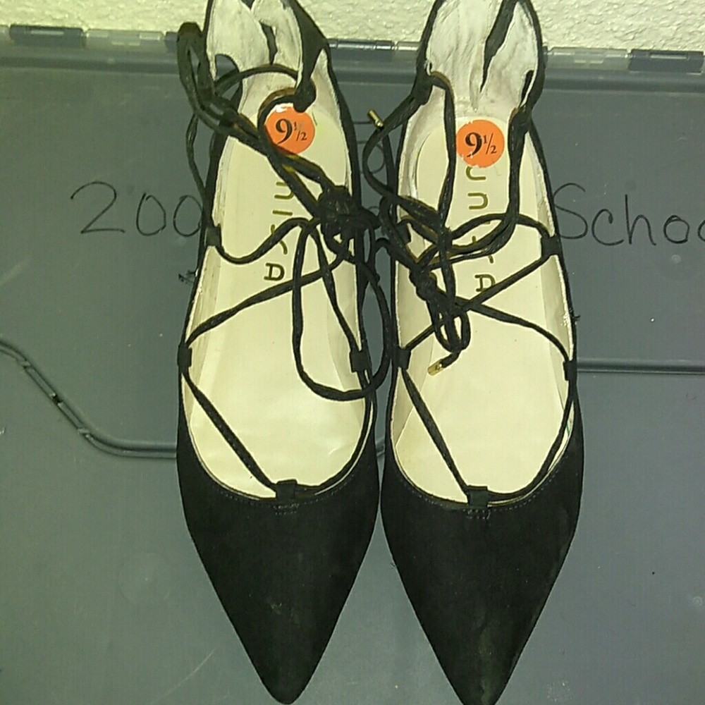 Pointy ballerina inspired tie up flats