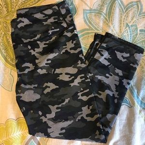 Fabletics camo Capri