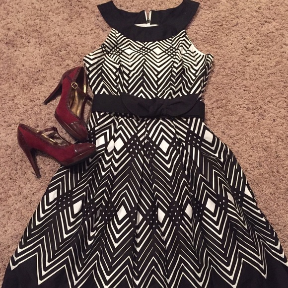 White House Black Market Dresses & Skirts - Gorgeous White House Black Market Dress size 4.