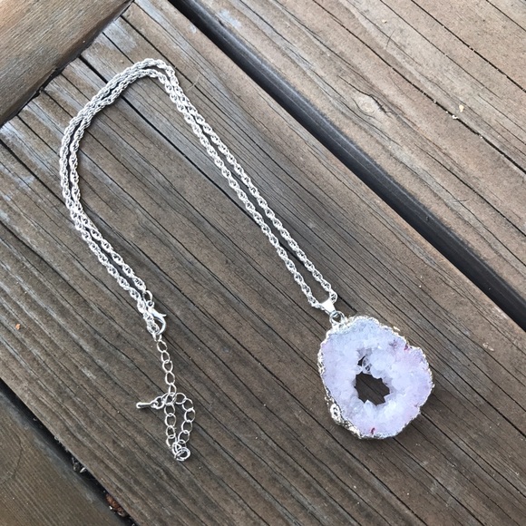 🌷 Quartz Natural Stone Necklace - Picture 4 of 7
