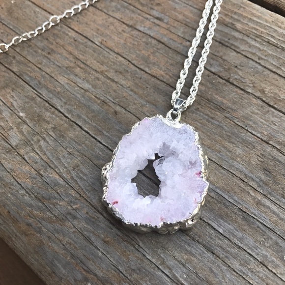 🌷 Quartz Natural Stone Necklace - Picture 5 of 7