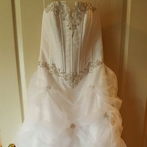 Strapless wedding dress, tiara and veil