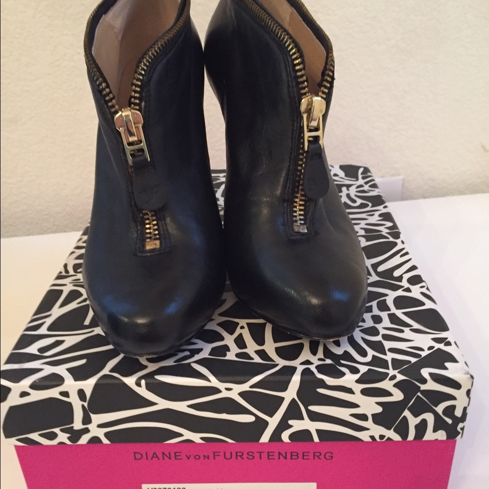DVF black w/ gold zipper, heeled bootie, 9