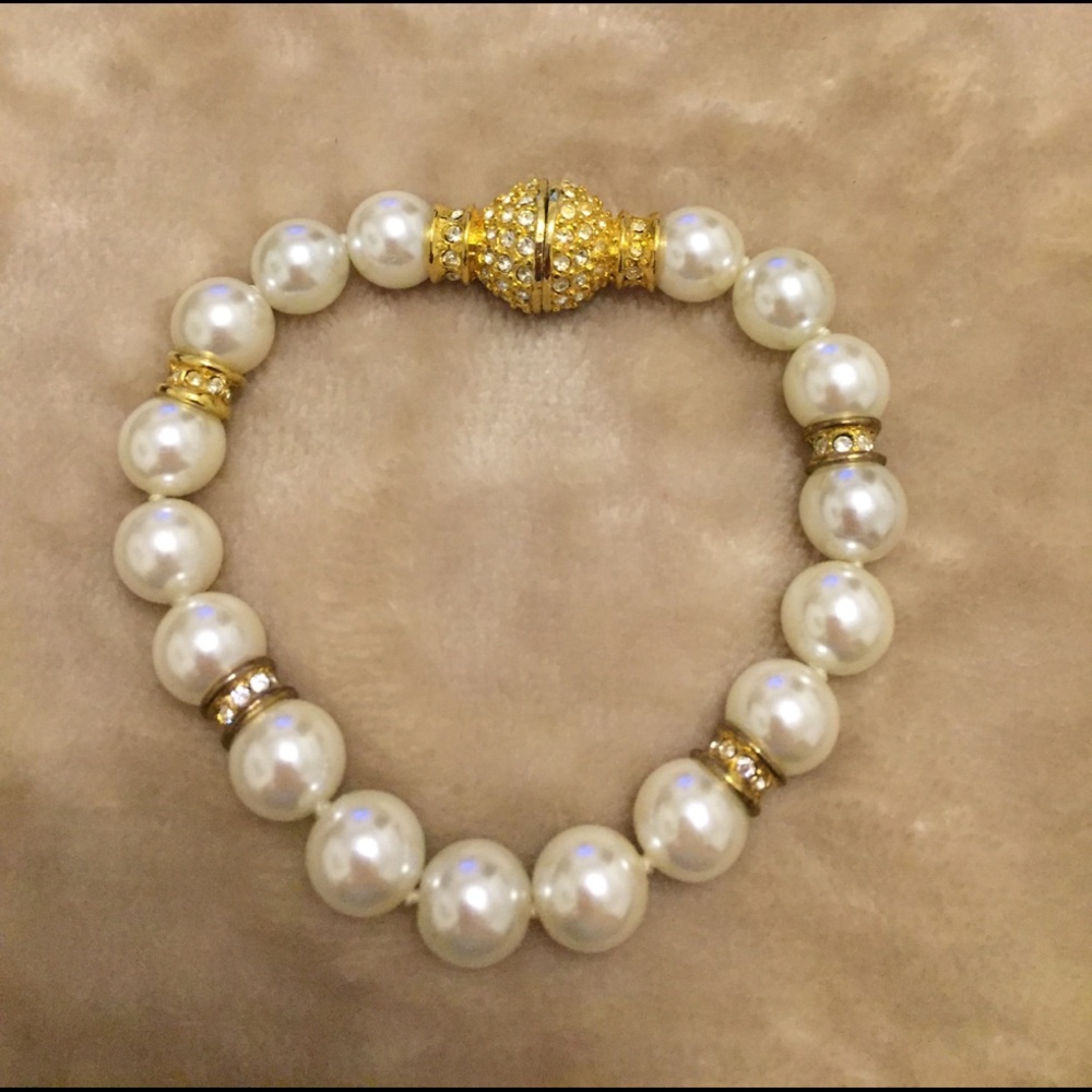 8" MM Kane pearl bracelet with gold closure.