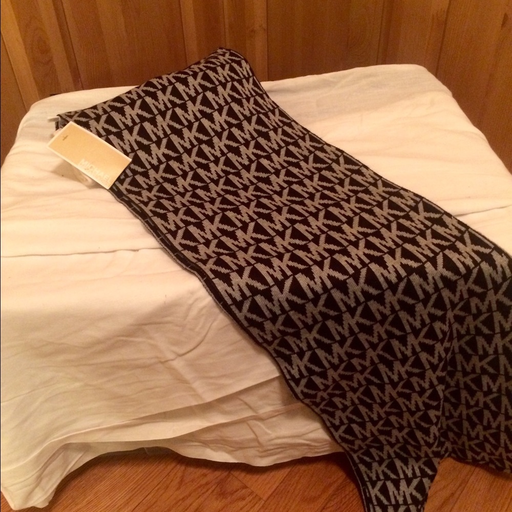AUTHENTIC Michael Kors Repeat Logo Infinity Scarf