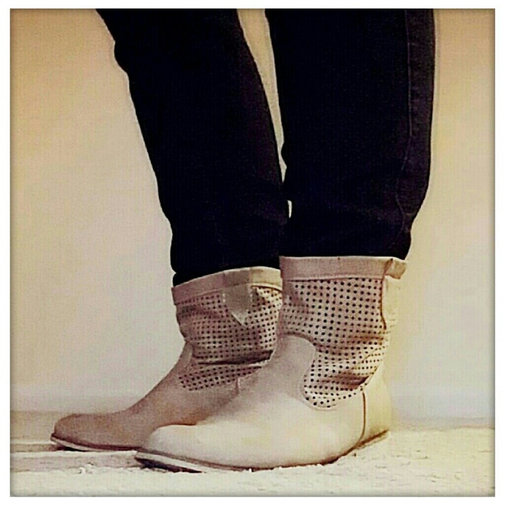 Like NEW! Bucco mesh ankle boots